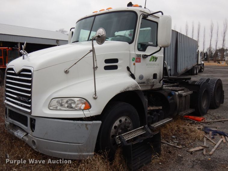 image for item HX9541 2013 Mack CXU613  semi truck