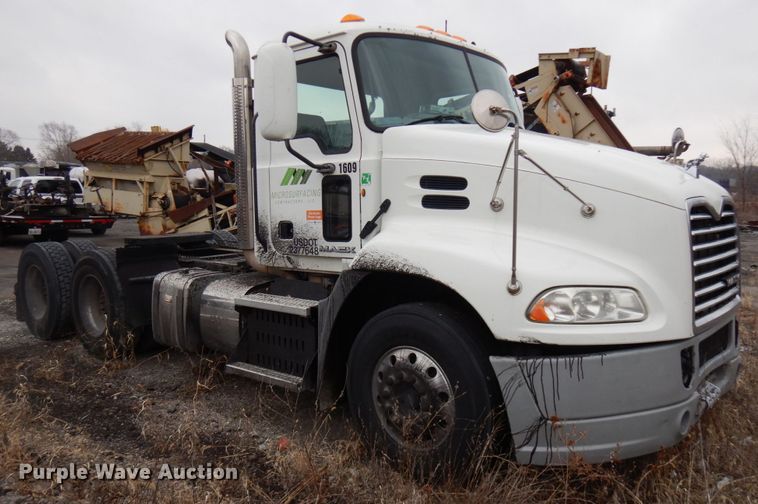 image for item HX9541 2013 Mack CXU613  semi truck