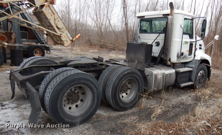 image for item HX9541 2013 Mack CXU613  semi truck