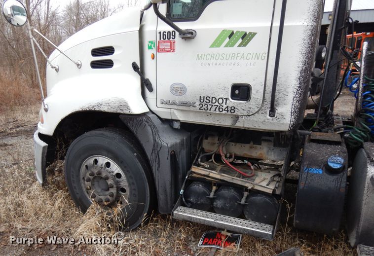 image for item HX9541 2013 Mack CXU613  semi truck