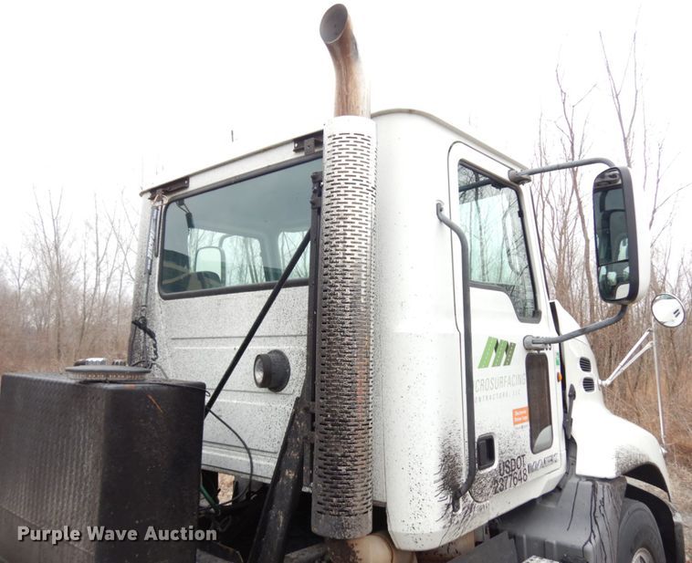 image for item HX9541 2013 Mack CXU613  semi truck