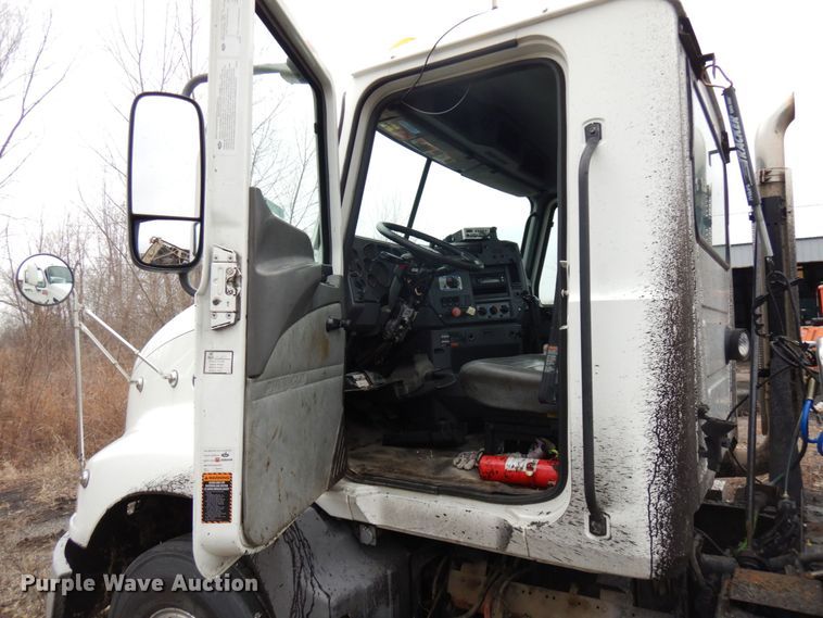 image for item HX9541 2013 Mack CXU613  semi truck