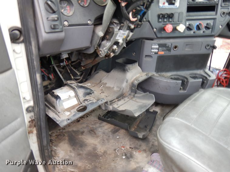 image for item HX9541 2013 Mack CXU613  semi truck