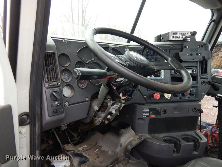 image for item HX9541 2013 Mack CXU613  semi truck