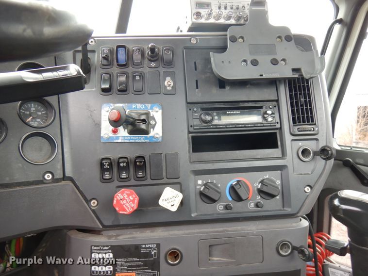 image for item HX9541 2013 Mack CXU613  semi truck