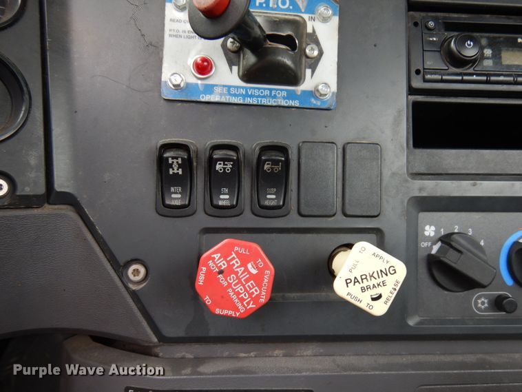 image for item HX9541 2013 Mack CXU613  semi truck