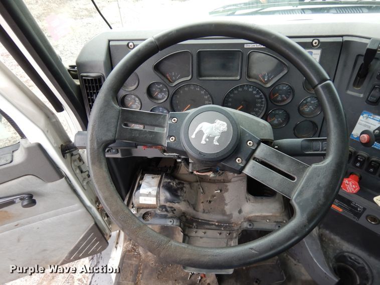 image for item HX9541 2013 Mack CXU613  semi truck