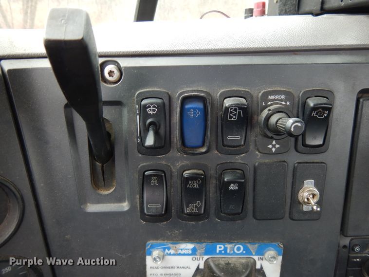 image for item HX9541 2013 Mack CXU613  semi truck