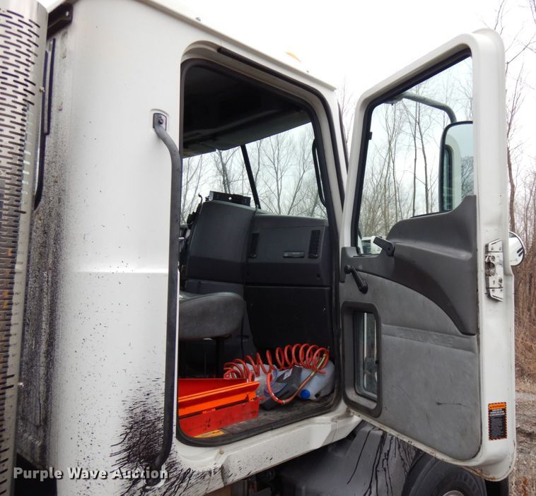 image for item HX9541 2013 Mack CXU613  semi truck