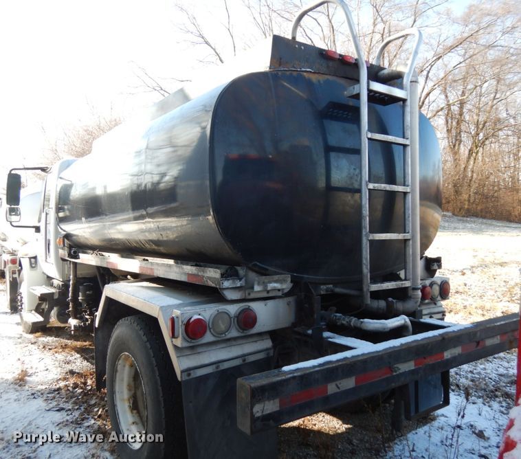 image for item HX9550 2007 International 4300  tank truck