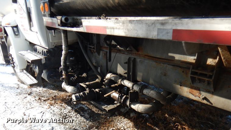 image for item HX9550 2007 International 4300  tank truck