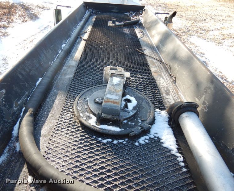 image for item HX9550 2007 International 4300  tank truck