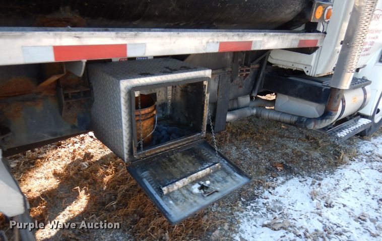 image for item HX9550 2007 International 4300  tank truck