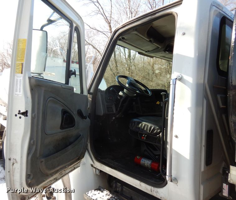 image for item HX9550 2007 International 4300  tank truck