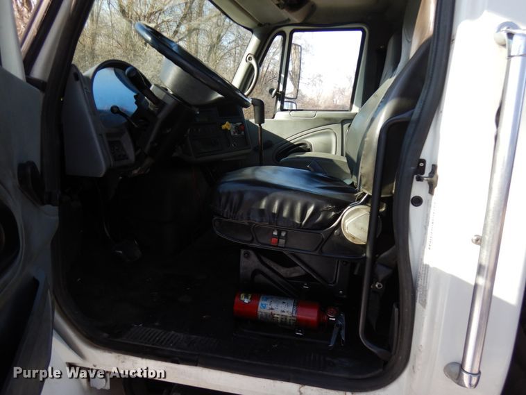 image for item HX9550 2007 International 4300  tank truck