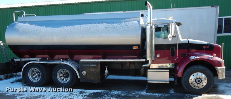 image for item HX9551 2005 Peterbilt 330  tank truck