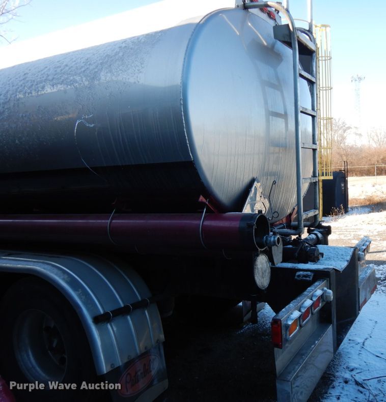 image for item HX9551 2005 Peterbilt 330  tank truck