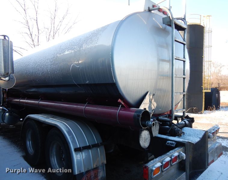 image for item HX9551 2005 Peterbilt 330  tank truck
