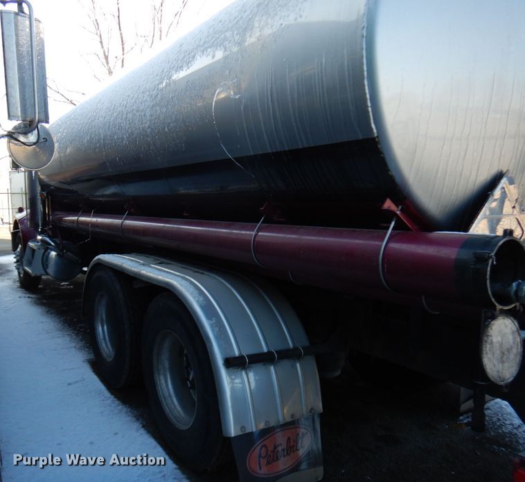 image for item HX9551 2005 Peterbilt 330  tank truck