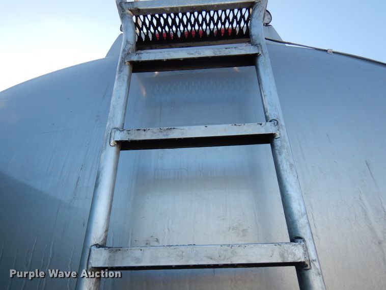 image for item HX9551 2005 Peterbilt 330  tank truck