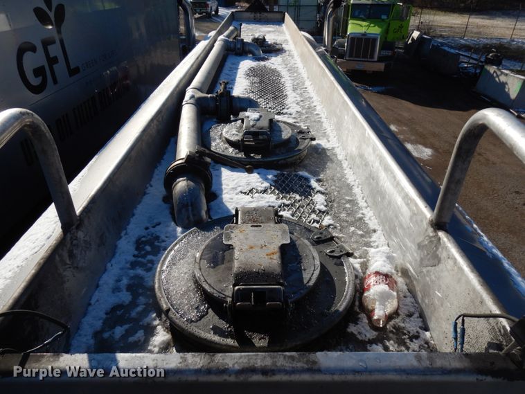 image for item HX9551 2005 Peterbilt 330  tank truck