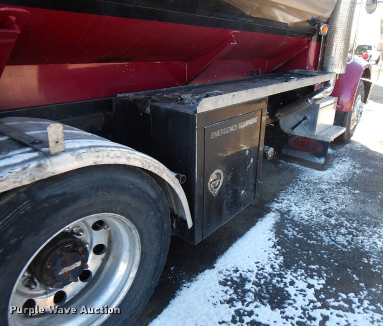 image for item HX9551 2005 Peterbilt 330  tank truck