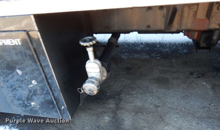 image for item HX9551 2005 Peterbilt 330  tank truck
