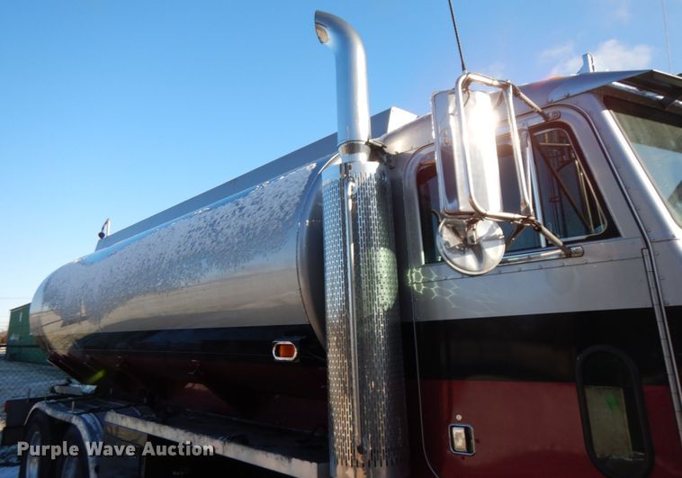 image for item HX9551 2005 Peterbilt 330  tank truck