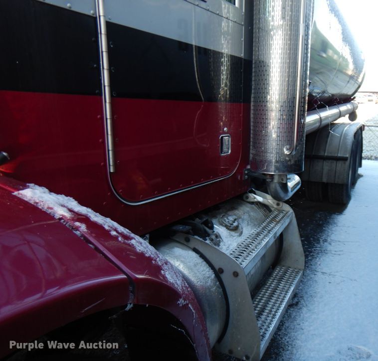 image for item HX9551 2005 Peterbilt 330  tank truck