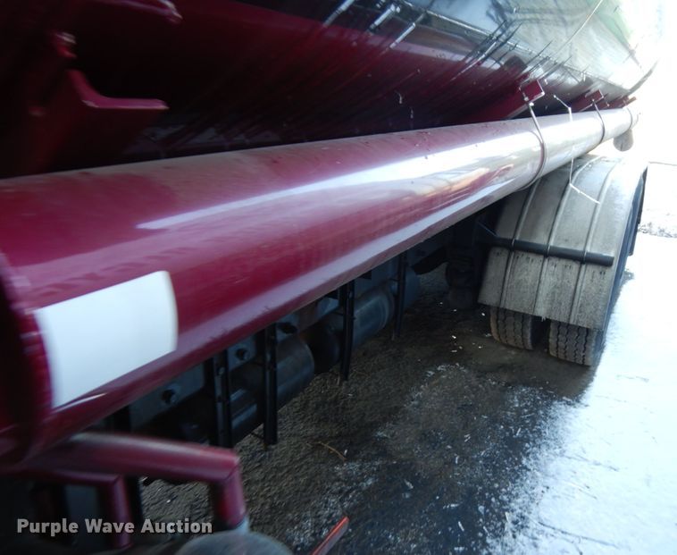 image for item HX9551 2005 Peterbilt 330  tank truck