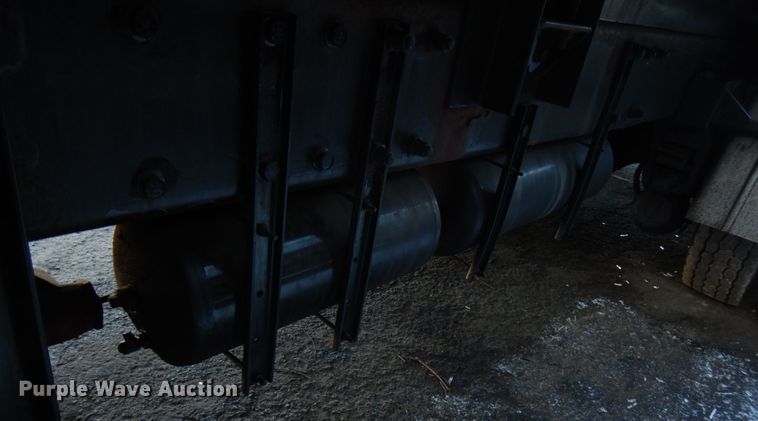 image for item HX9551 2005 Peterbilt 330  tank truck