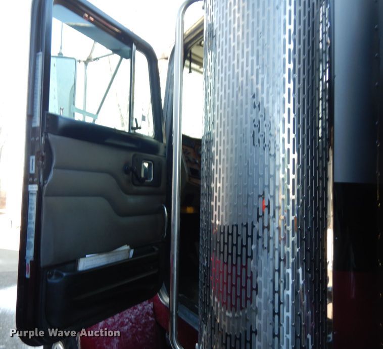 image for item HX9551 2005 Peterbilt 330  tank truck