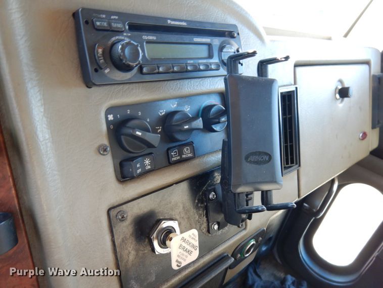 image for item HX9551 2005 Peterbilt 330  tank truck