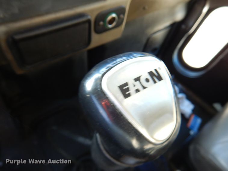 image for item HX9551 2005 Peterbilt 330  tank truck