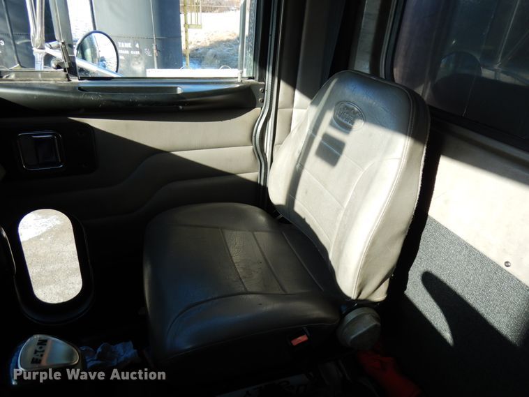 image for item HX9551 2005 Peterbilt 330  tank truck