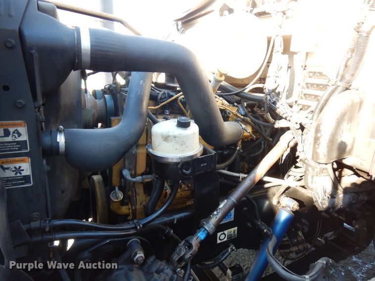 image for item HX9551 2005 Peterbilt 330  tank truck