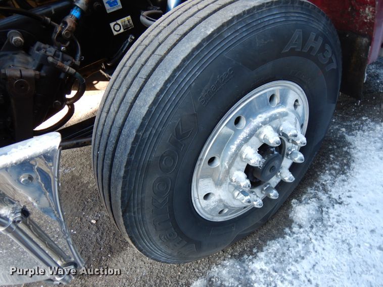 image for item HX9551 2005 Peterbilt 330  tank truck