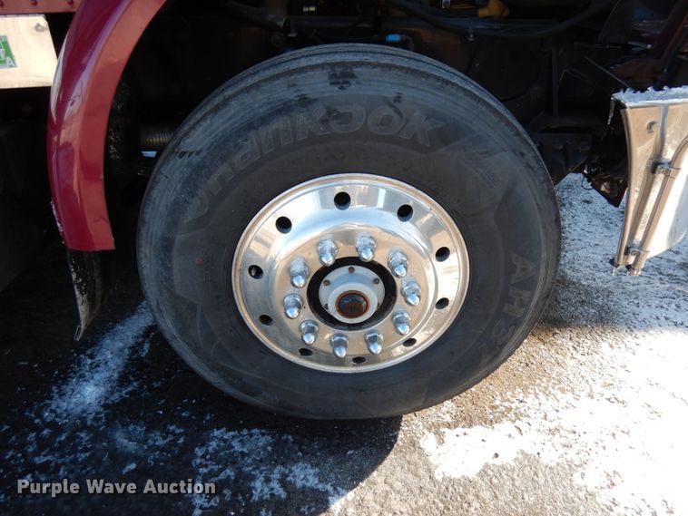 image for item HX9551 2005 Peterbilt 330  tank truck