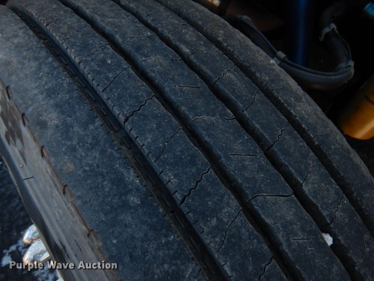 image for item HX9551 2005 Peterbilt 330  tank truck