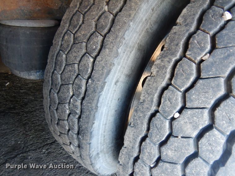 image for item HX9551 2005 Peterbilt 330  tank truck