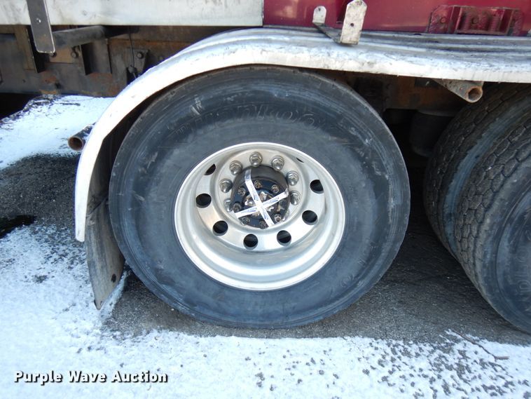 image for item HX9551 2005 Peterbilt 330  tank truck