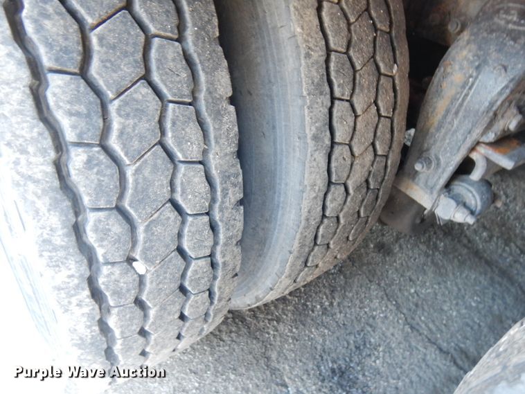 image for item HX9551 2005 Peterbilt 330  tank truck