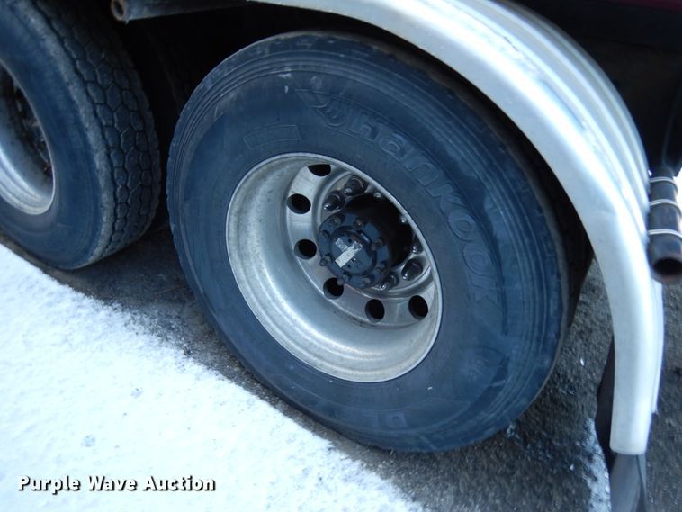 image for item HX9551 2005 Peterbilt 330  tank truck