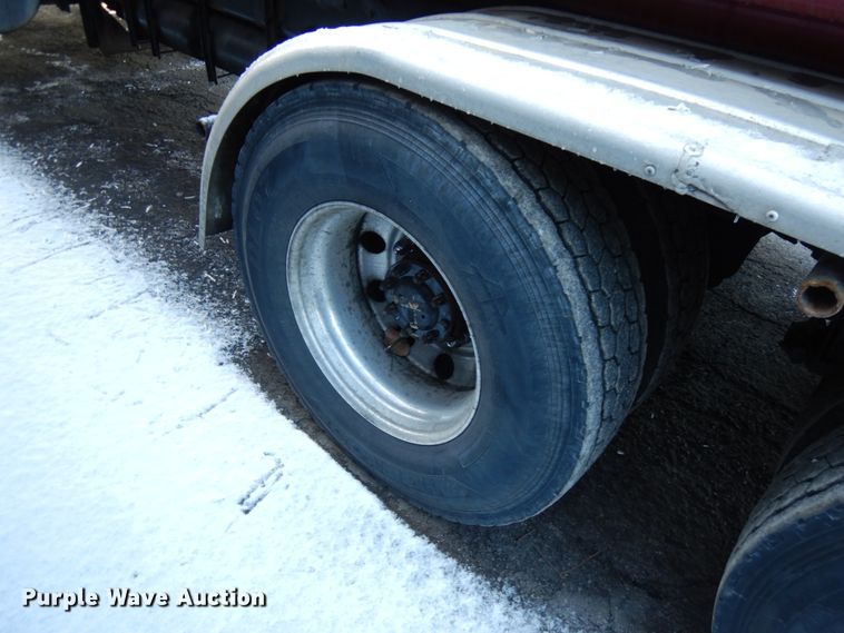 image for item HX9551 2005 Peterbilt 330  tank truck