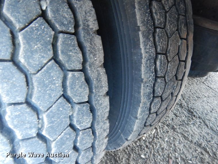 image for item HX9551 2005 Peterbilt 330  tank truck