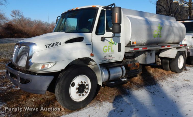 image for item HX9553 2008 International 4300  tank truck