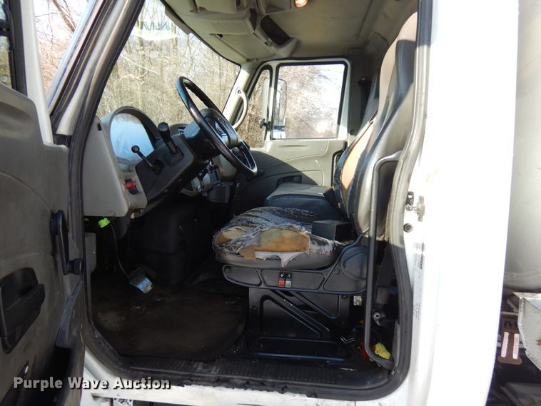 image for item HX9553 2008 International 4300  tank truck