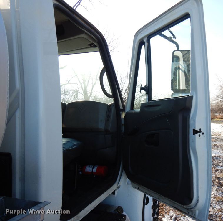 image for item HX9553 2008 International 4300  tank truck