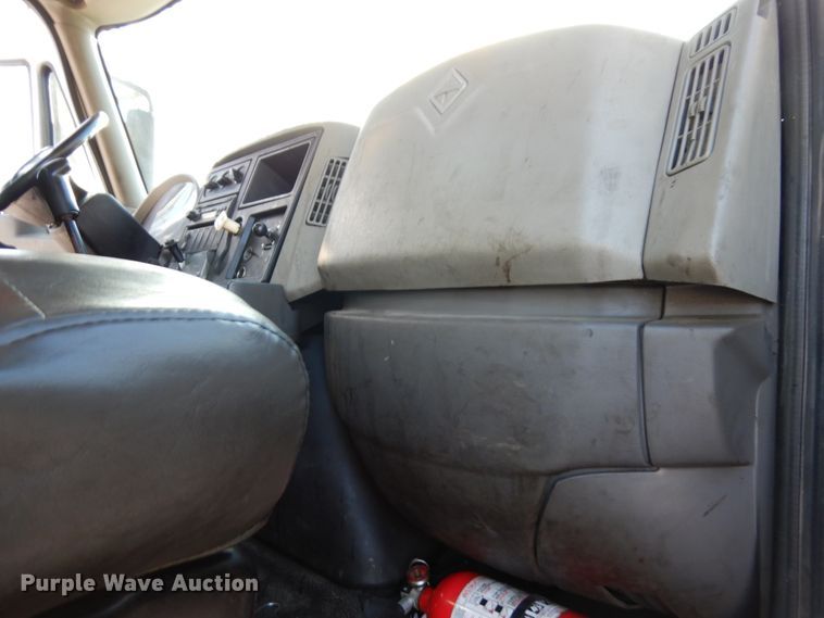 image for item HX9553 2008 International 4300  tank truck