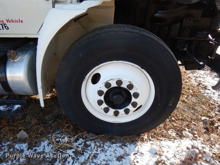 image for item HX9553 2008 International 4300  tank truck